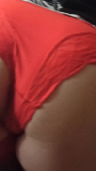 Une MILF ouvre sa culotte rouge et laisse caresser sa douce chatte