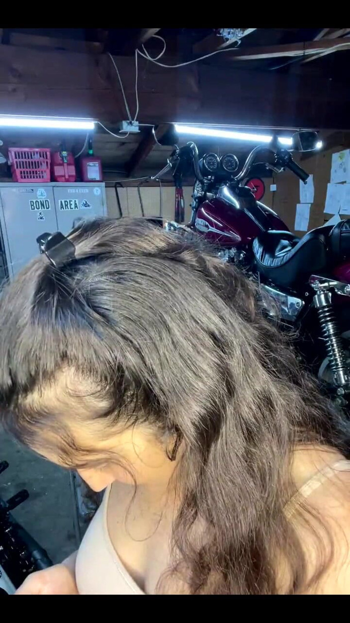 Hosanna Joy: 録音 バイクショップからライブで、小さなTバックを締めて