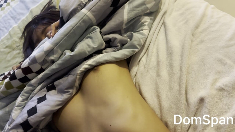 RealDomSpank: 娇小的亚洲少女的首次训练完整视频未经审定。