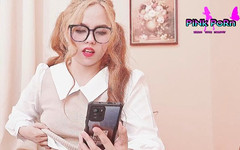 Pink Porn: 学生の女の子が彼女の男の子の友達と話している間に誰かがこっそり