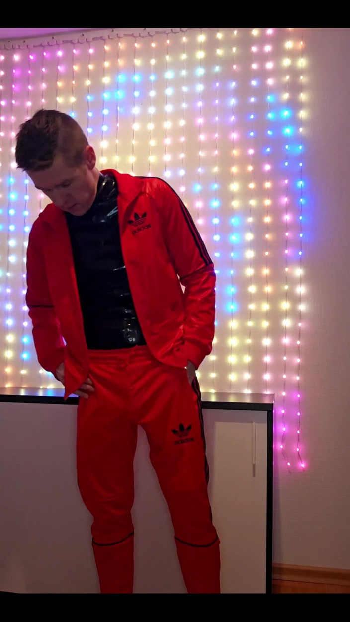 Roman Heart: Roter adidas-trainingsanzug