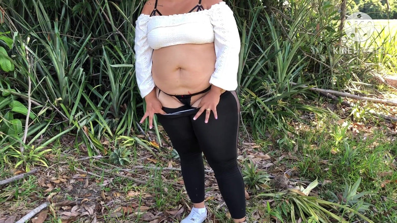 Lexly_16: Stranger knullar mig för pengar utomhus