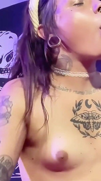 Trans dívka v pyžamu saje velkého čůráka svého nevlastního bratra a je ošukána