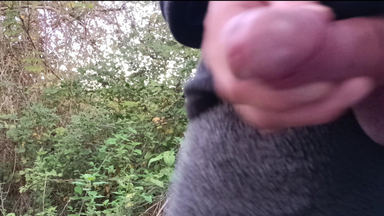 Rockardglans: Ejaculare feminină cu ejaculare, masturbare în pădure purtând Onesie