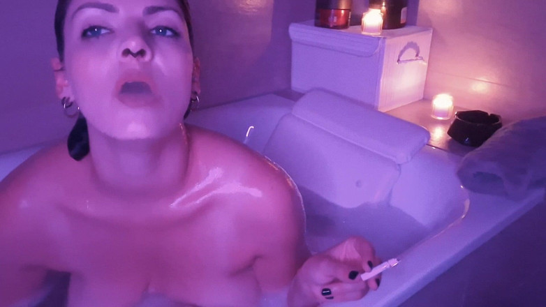 Naughty Natascha: Doppelte Entspannung Bei Rauchen in Der Badewanne