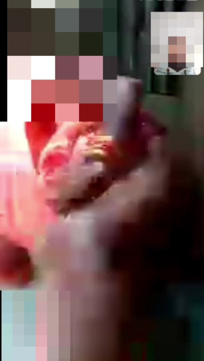 AkashKumar: Une bhabhi du village desi montre son cul et sa...