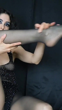 Pemujaan kaki, minda dikongkek dan dinafikan zakar