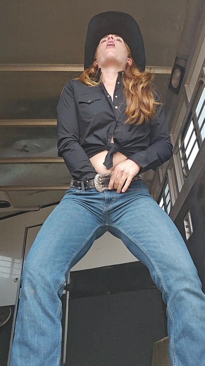NaughtyRedFarmgirl: Rothaarige macht Heand nass, squirtet durch sie, bevor sie steippt...