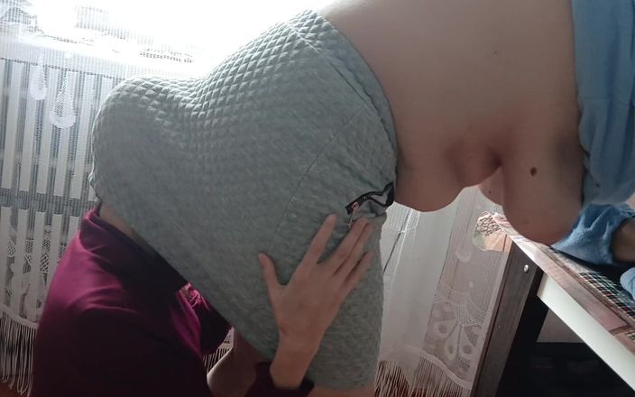 Lesbian-candys: Nachytal jsem kolegyni, jak lízá zadek mého šéfa
