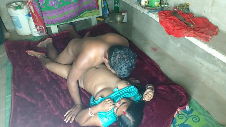 Raju Raju: 이웃의 섹시한 핫한 아줌마가 알몸으로 인도 스타일을 따먹어