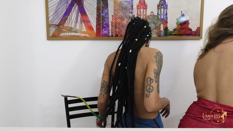 Venusss fetish: ¡Venusss y Caroleta en besos lésbicos eróticos!