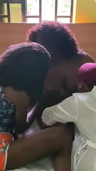Moment în trei cu lesbiene africane sexy