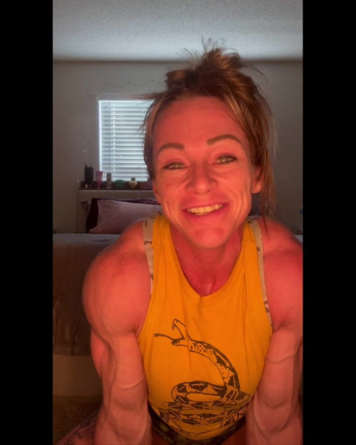 Simone Steele: Culotte en sueur après la gym