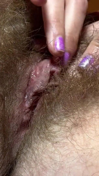Frecând un clitoris mare păros după duș