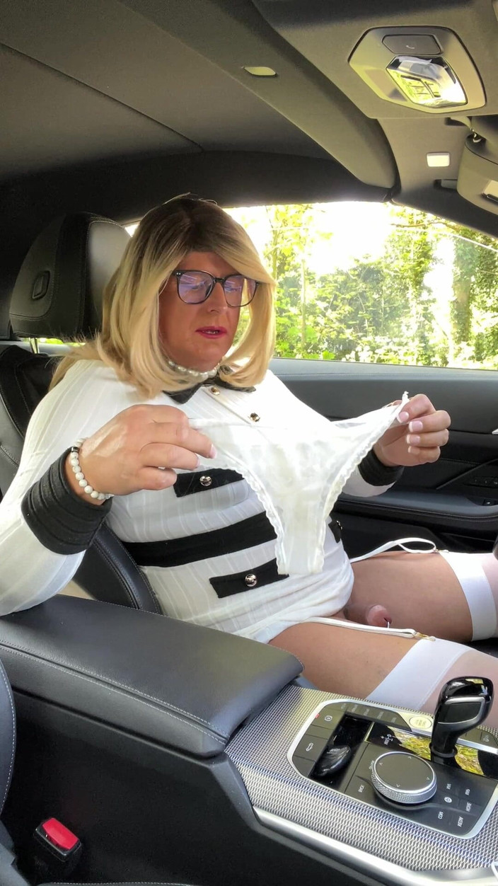 Kellycd2022: La travestita amatoriale kellycd2022 cavalca fuori in campagna in calze...