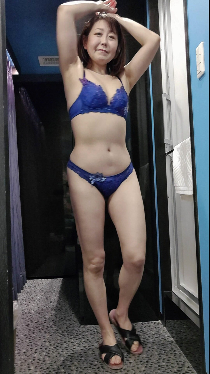 Mayumi Kanzaki: Donna matura si spoglia e si infila la biancheria intima