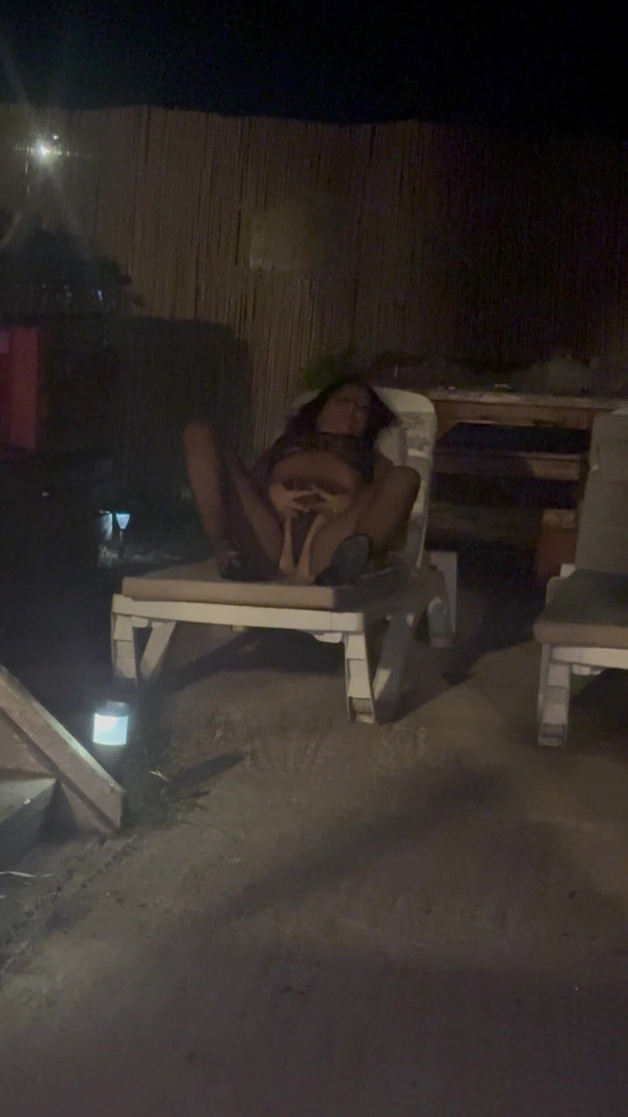 MilfyCalla: Půlnoční škádlení u bazénu