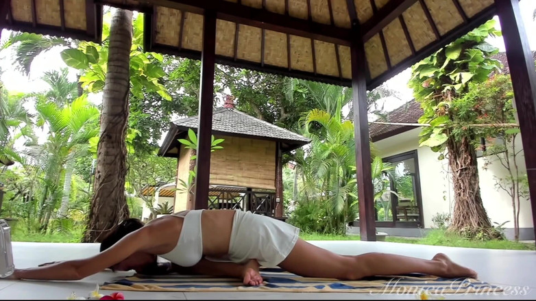 Princess Monica: Yoga luar ruangan sensual dengan rok &amp; kaki telanjang