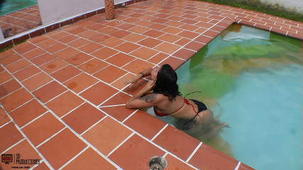 Vayolet: Šukám svoji nevlastní sestru ve venkovní chatce - španělské porno