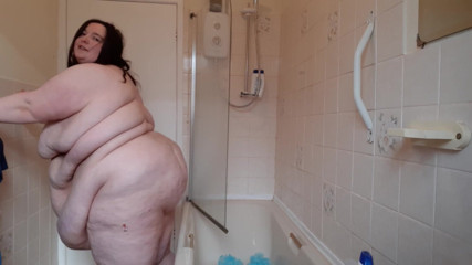 SSBBWLadyBrads: Ss iri güzel kadın göbek sallıyor ve sallıyor