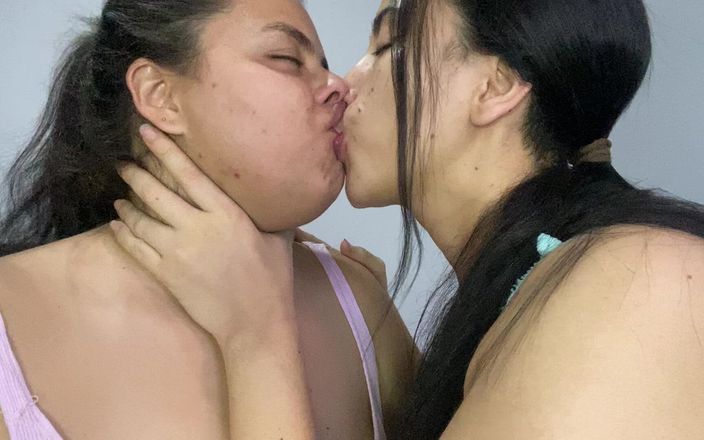 Zoe &amp; Melissa: Săruturi lesbiene profunde cu limba