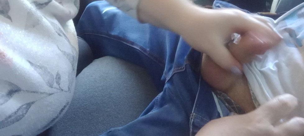 Zona901: Vriendin op de achterbank zuigt en trekt mijn pik af