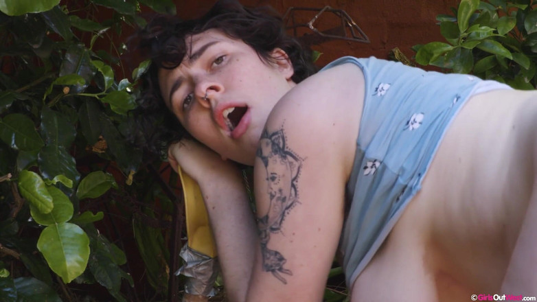 Girls Out West: Une jardinier poilue excitée à gros nichons se masturbe dehors