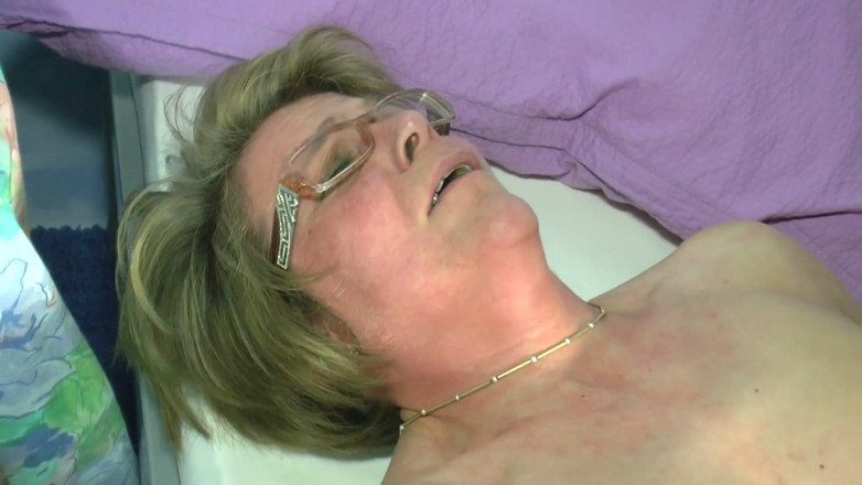 Mature Climax - 100% Mature Videos: Spex maduro con tetas pequeñas obtiene semen en boca