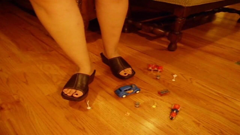 Sexy Amateurz: Car crushing foot fetish action