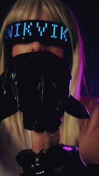 Blonda sexy în mănuși din piele lungă te va face să ejaculezi puternic