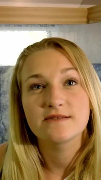 Ateşli genç sarışın yabancının büyük yarağıyla sikiliyor ve emiyor