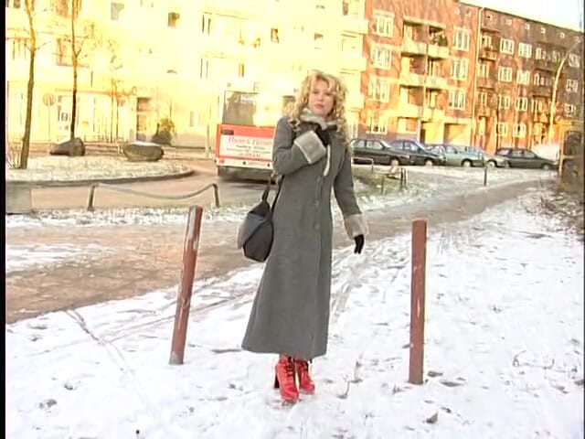 Lucky Cooch: Mamă sexy blondă la interviul de pe stradă