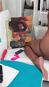 Allargando il culo per un enorme dildo