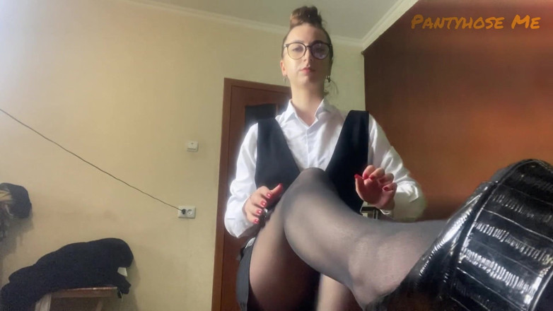 Pantyhose me porn videos: Guru perguruan tinggi menggoda kaki dan kakinya dengan stoking hitam