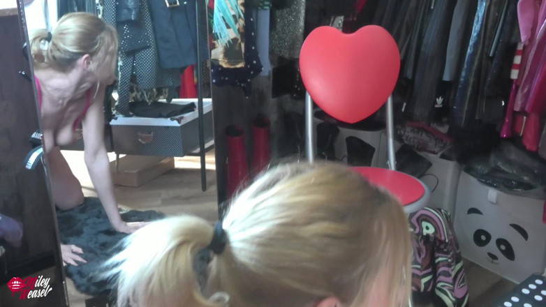 Miley Weasel: Pelacur berambut perang panas dengan buttplug terangsang di pantat mendapat...