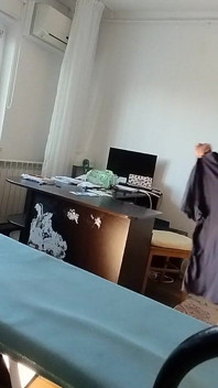 Sexy brünette mit behaarter muschi, macht nackt hausarbeit.