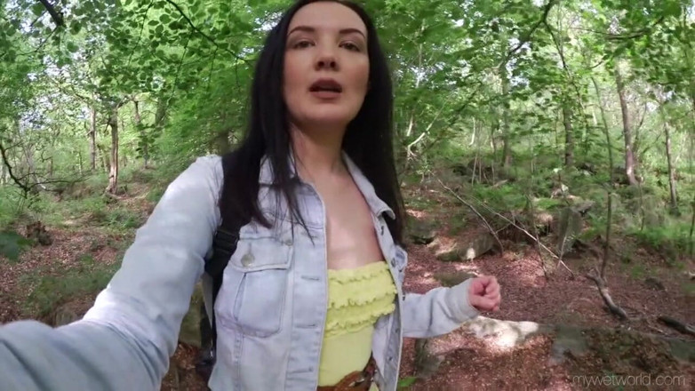 Faye Taylor: Desperacko siusiu w lesie nr 2