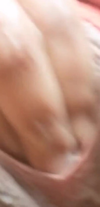 Un hermaphrodite magnifique et excitant se touche.