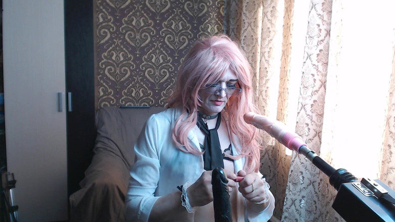 violet_bisex: Bú một con cu giả từ một cái máy chết...