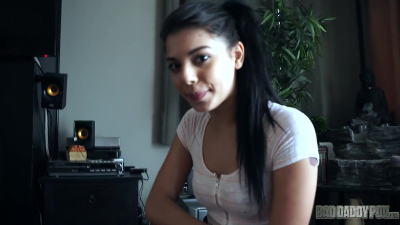 BadStepFamilyPov: Gina Valentina yang berbulu dikongkek dalam pantat besarnya daripada ayah...