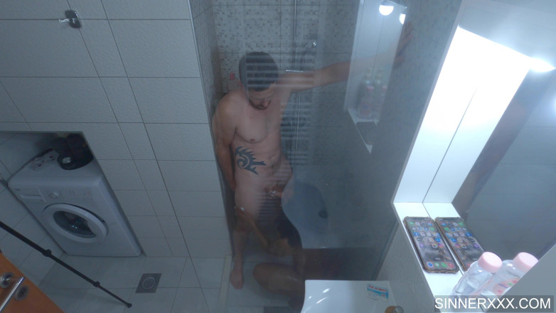 Sinners World: Grande culo ebano scopata duro in doccia - Kiki minaj