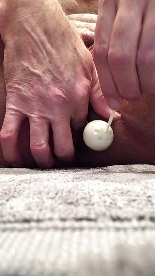 Best Ager: Vibrační koule v mém zadku