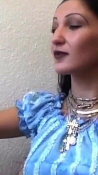 黑发熟女用手指抚摸湿邋遢的阴户直到高潮