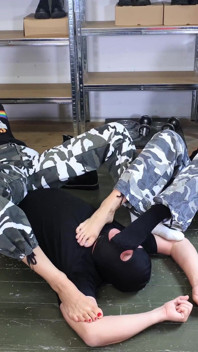 Le ragazze militari si divertono umiliando il loro schiavo calck