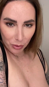 Paige är i fisknät tar en stor svart kuk dildo och avslutar med munnen