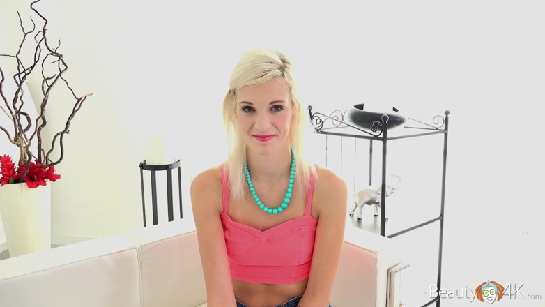 Teen Mega World: Reine blonde schönheit