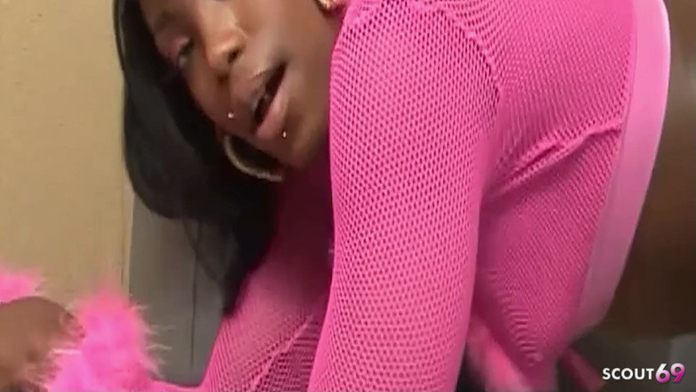 Full porn collection: Barbiee Express tuổi teen da đen quyến rũ cha kế của...