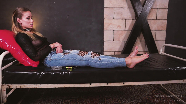 Cruel Anettes fetish world: Bakış açısı - sürün ve ayakları öp