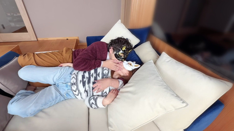LuuLee0804: Di atas sofa bilik perselingkuhan, mereka berdua berkongsi ciuman penuh...