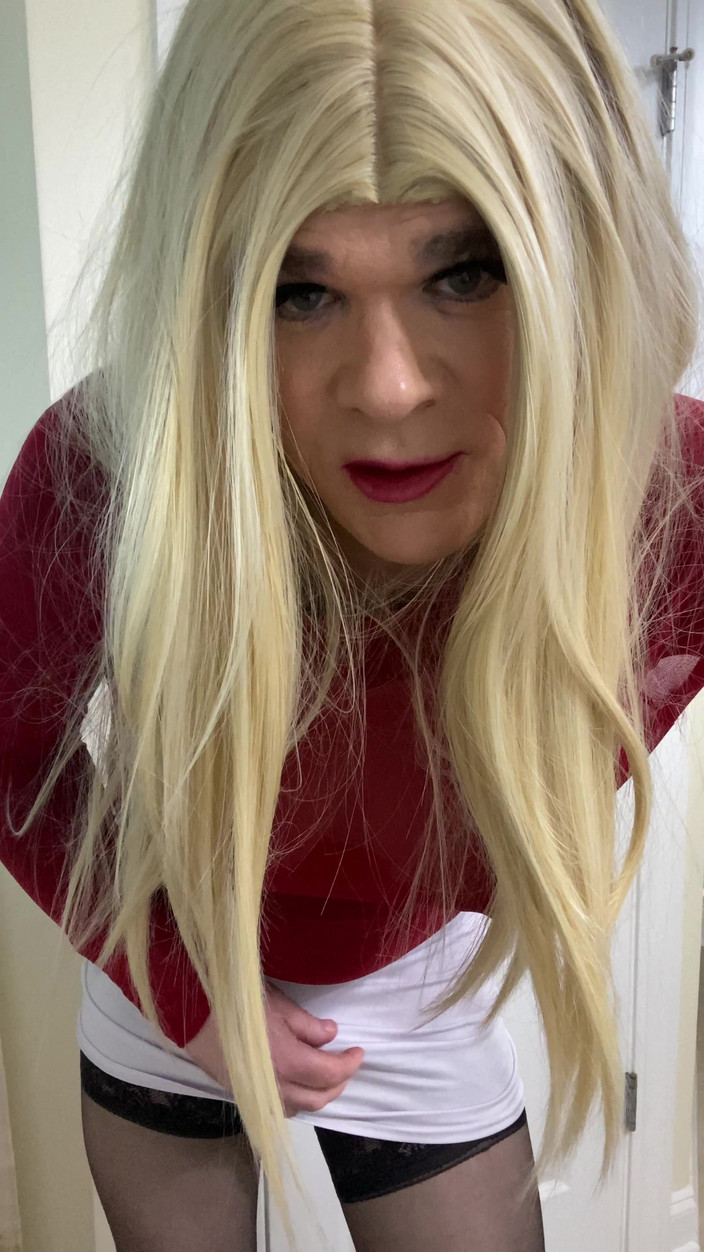 MadisonCD2025: MiLF travestito in calze nere calze e tacchi parla